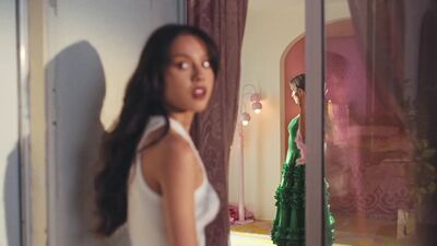 Olivia_Rodrigo_-_deja_vu_mp40544.jpg