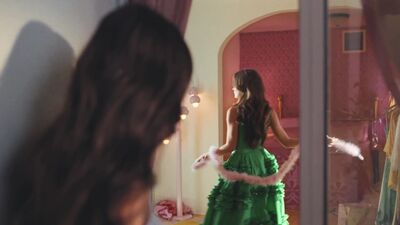 Olivia_Rodrigo_-_deja_vu_mp40551.jpg