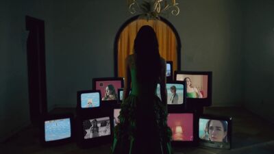 Olivia_Rodrigo_-_deja_vu_mp40649.jpg