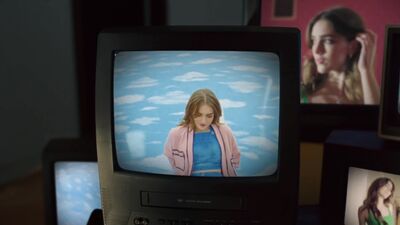Olivia_Rodrigo_-_deja_vu_mp40666.jpg