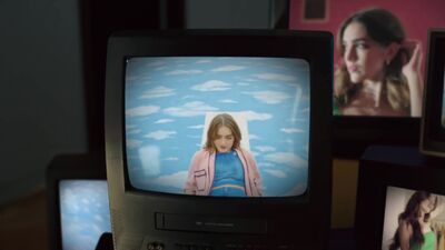 Olivia_Rodrigo_-_deja_vu_mp40667.jpg
