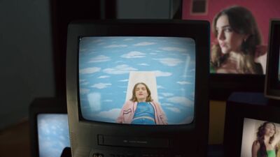 Olivia_Rodrigo_-_deja_vu_mp40668.jpg