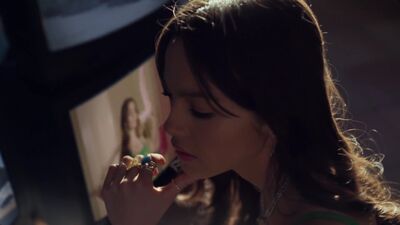 Olivia_Rodrigo_-_deja_vu_mp40765.jpg