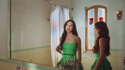 Olivia_Rodrigo_-_deja_vu_mp40817.jpg