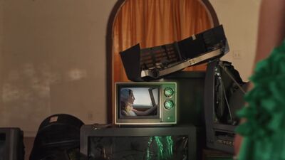 Olivia_Rodrigo_-_deja_vu_mp40973.jpg