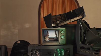 Olivia_Rodrigo_-_deja_vu_mp40974.jpg